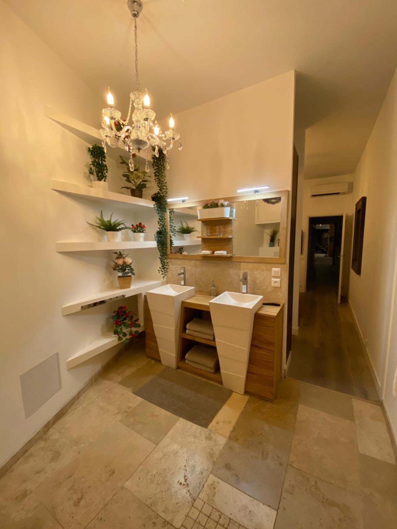 Loft Reims-fr 250m2 Privatifs, Piscine Interieure Chauffee, Et Parking *