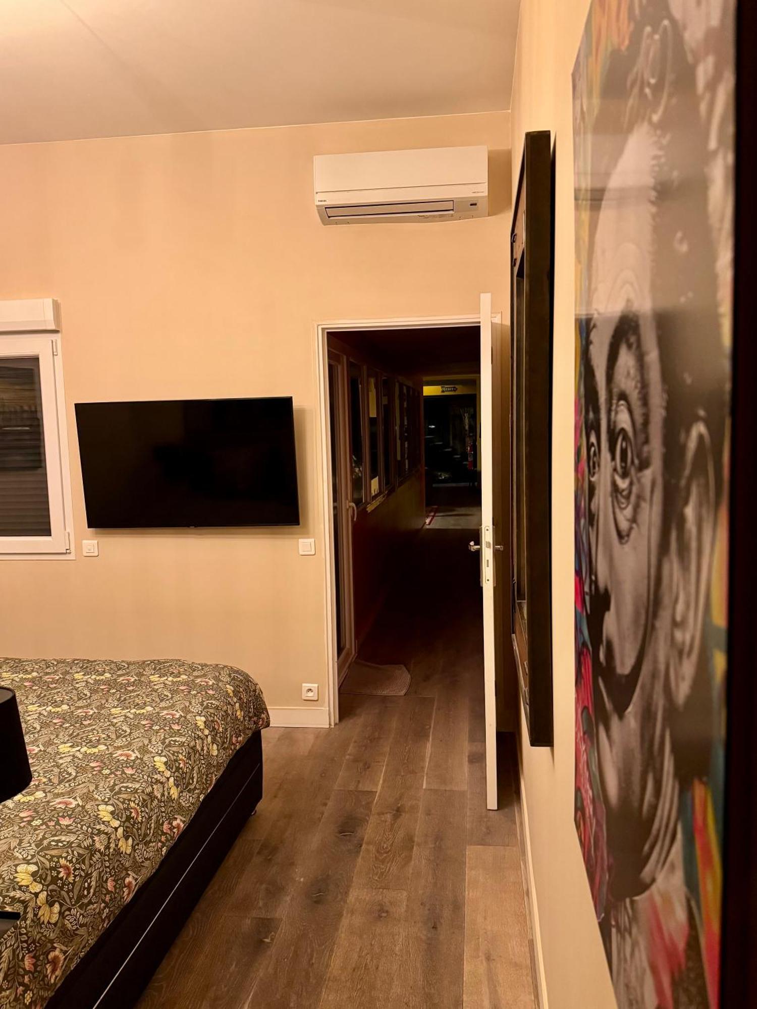 Loft Reims-fr 250m2 Privatifs, Piscine Interieure Chauffee, Et Parking Apartment